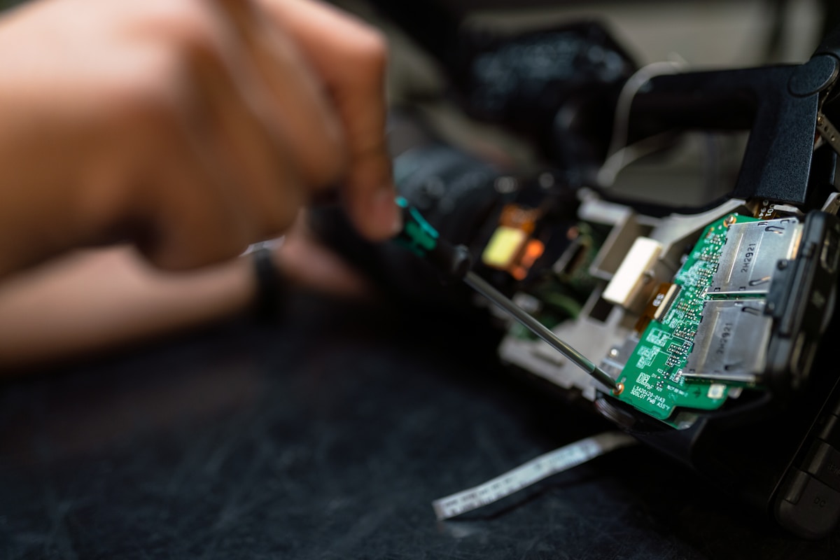 Wire processing and tinning equipment for electronic component manufacturing